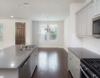 13800 Lyndhurst St - Photo Thumbnail 3