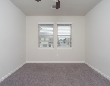 13800 Lyndhurst St - Photo Thumbnail 12