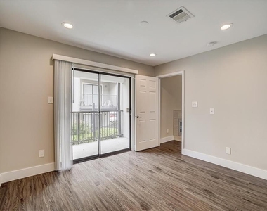 935 La Posada Dr - Photo Thumbnail 10