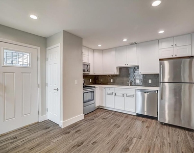 935 La Posada Dr - Photo Thumbnail 4