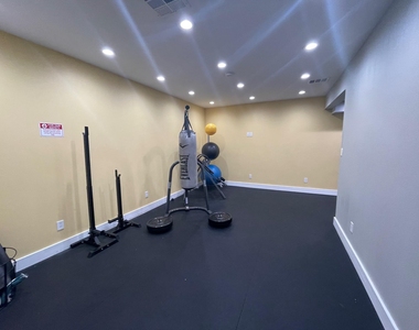 935 La Posada Dr - Photo Thumbnail 27