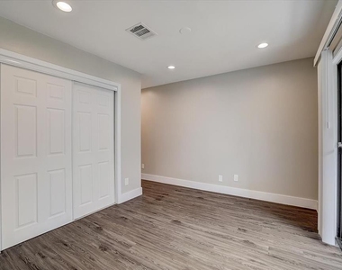 935 La Posada Dr - Photo Thumbnail 8