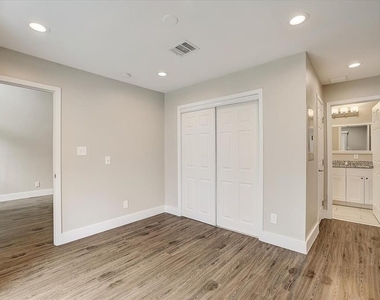 935 La Posada Dr - Photo Thumbnail 9