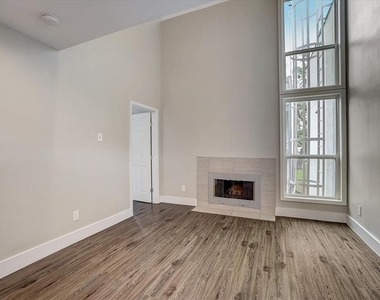 935 La Posada Dr - Photo Thumbnail 1