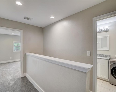 935 La Posada Dr - Photo Thumbnail 14