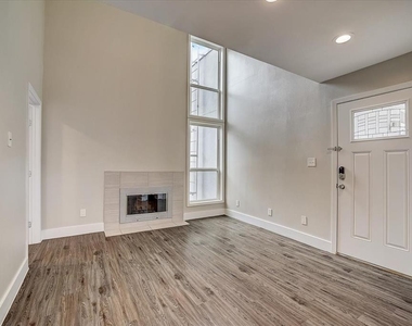 935 La Posada Dr - Photo Thumbnail 5