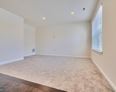 8016 Blue Stream Drive - Photo Thumbnail 4