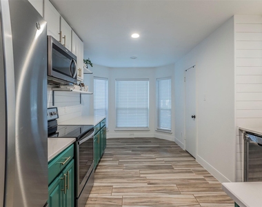 2126 River Hollow Dr - Photo Thumbnail 5