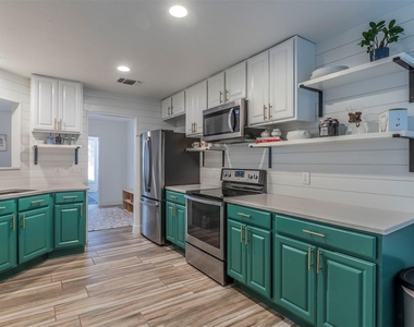 2126 River Hollow Dr - Photo Thumbnail 6