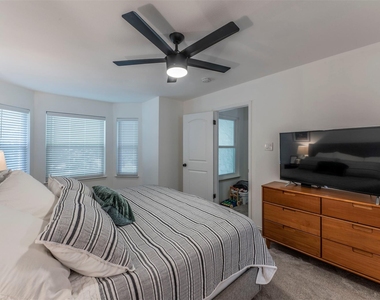 2126 River Hollow Dr - Photo Thumbnail 9