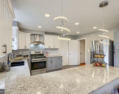 3645 Glengyle Avenue - Photo Thumbnail 9