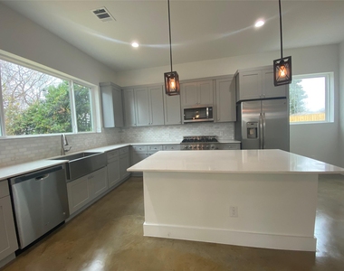 1916 Webberville Rd - Photo Thumbnail 5