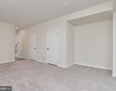 559 Levanna Lane - Photo Thumbnail 8