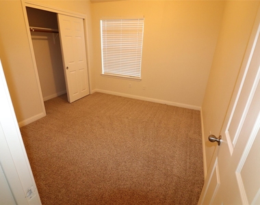 806 Zappa Dr - Photo Thumbnail 5