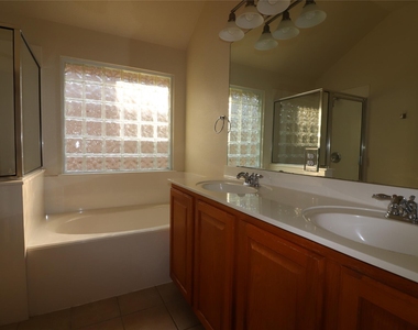 806 Zappa Dr - Photo Thumbnail 4