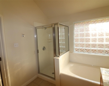 806 Zappa Dr - Photo Thumbnail 3
