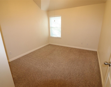 806 Zappa Dr - Photo Thumbnail 8