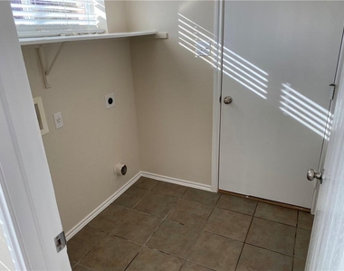804 Sherry Dr - Photo Thumbnail 9