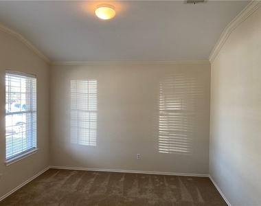 804 Sherry Dr - Photo Thumbnail 2