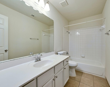1531 Parkfield Cir - Photo Thumbnail 17