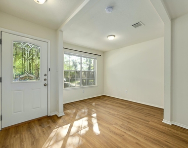 1531 Parkfield Cir - Photo Thumbnail 4