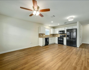 1531 Parkfield Cir - Photo Thumbnail 5