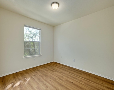 1531 Parkfield Cir - Photo Thumbnail 13