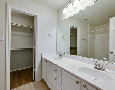 1531 Parkfield Cir - Photo Thumbnail 16