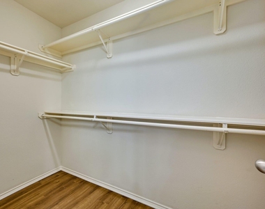 1531 Parkfield Cir - Photo Thumbnail 12