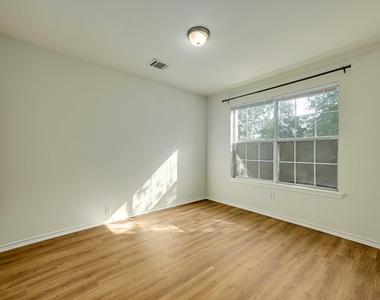 1531 Parkfield Cir - Photo Thumbnail 14