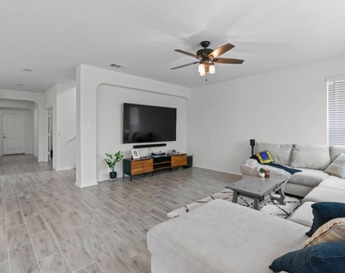 6320 Wagon Spring St - Photo Thumbnail 12