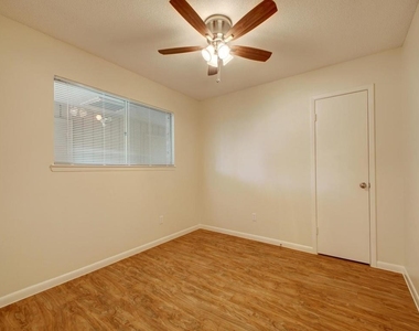 8516 Hathaway Dr - Photo Thumbnail 14