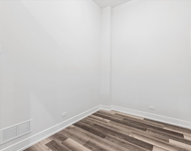 2317 N Clark Street - Photo Thumbnail 5