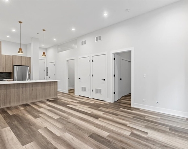 2317 N Clark Street - Photo Thumbnail 7