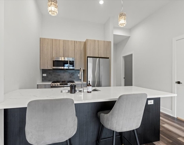 2317 N Clark Street - Photo Thumbnail 6