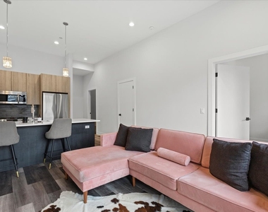 2317 N Clark Street - Photo Thumbnail 3