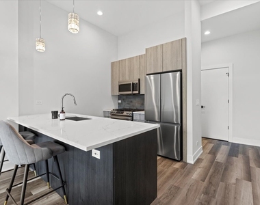 2317 N Clark Street - Photo Thumbnail 5
