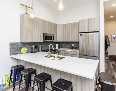 2317 N Clark Street - Photo Thumbnail 3