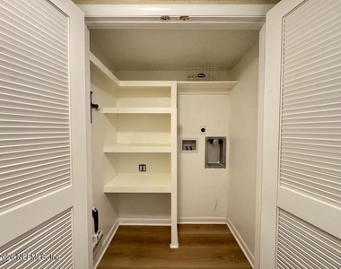 1561 Arcadia Drive - Photo Thumbnail 12