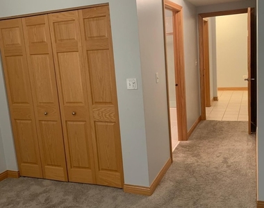101 Pointe Drive - Photo Thumbnail 5