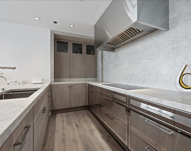 180 E Pearson Street - Photo Thumbnail 4