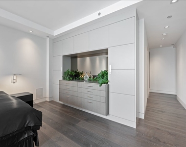 180 E Pearson Street - Photo Thumbnail 8