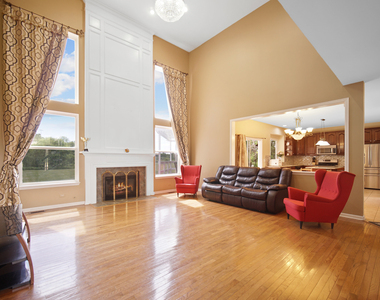 1044 Oakhill Drive - Photo Thumbnail 6