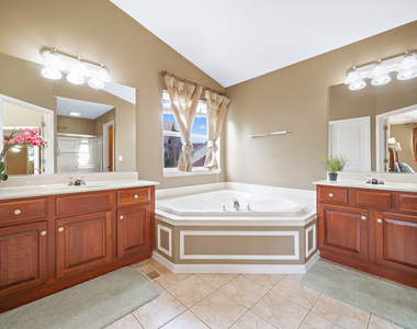 1044 Oakhill Drive - Photo Thumbnail 18