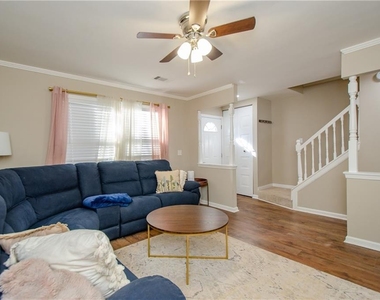 1066 Wedgewood Lane - Photo Thumbnail 2