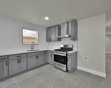 2304 Chapman Street - Photo Thumbnail 4