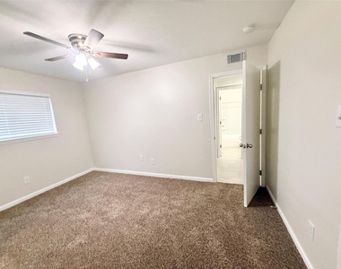 130 Oyster Creek Drive - Photo Thumbnail 12
