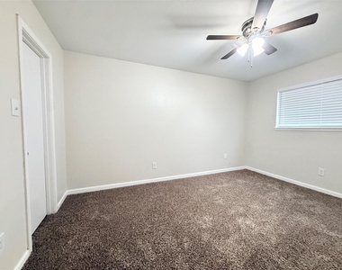 130 Oyster Creek Drive - Photo Thumbnail 11