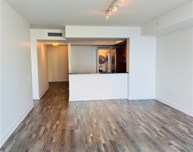3000 Oasis Grand Boulevard - Photo Thumbnail 6
