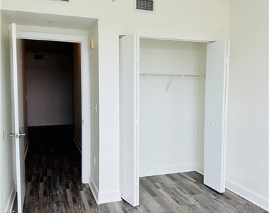 3000 Oasis Grand Boulevard - Photo Thumbnail 13